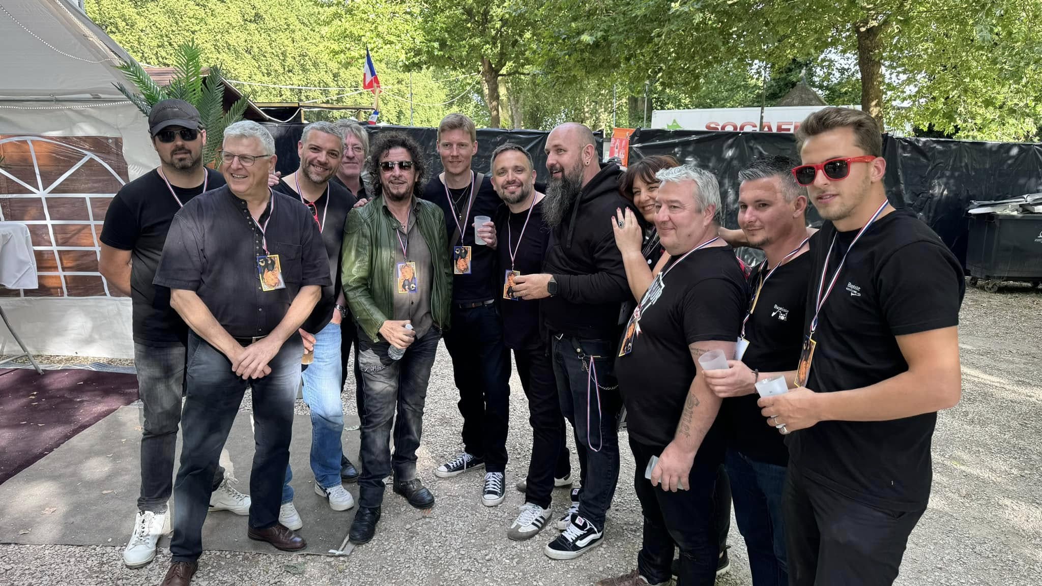 Le groupe en coulisses